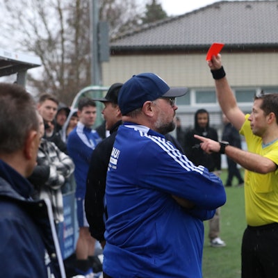 Doppel-Rot gegen die Wißkirchener Bank: Philipp Maurice Kleber verweist Co-Trainer Thorsten Lewin und Betreuer Christian Thernes.