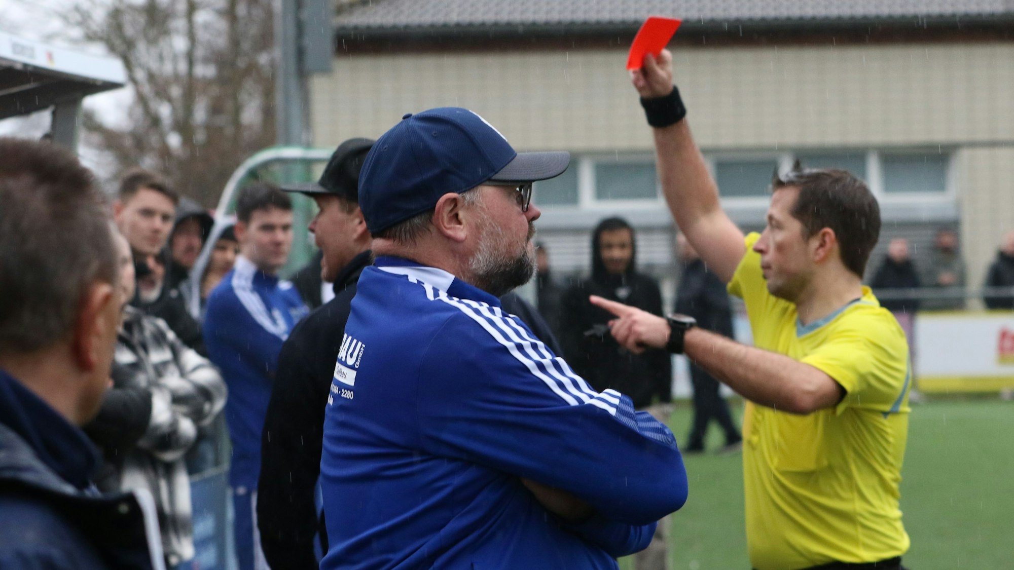 Doppel-Rot gegen die Wißkirchener Bank: Philipp Maurice Kleber verweist Co-Trainer Thorsten Lewin und Betreuer Christian Thernes.