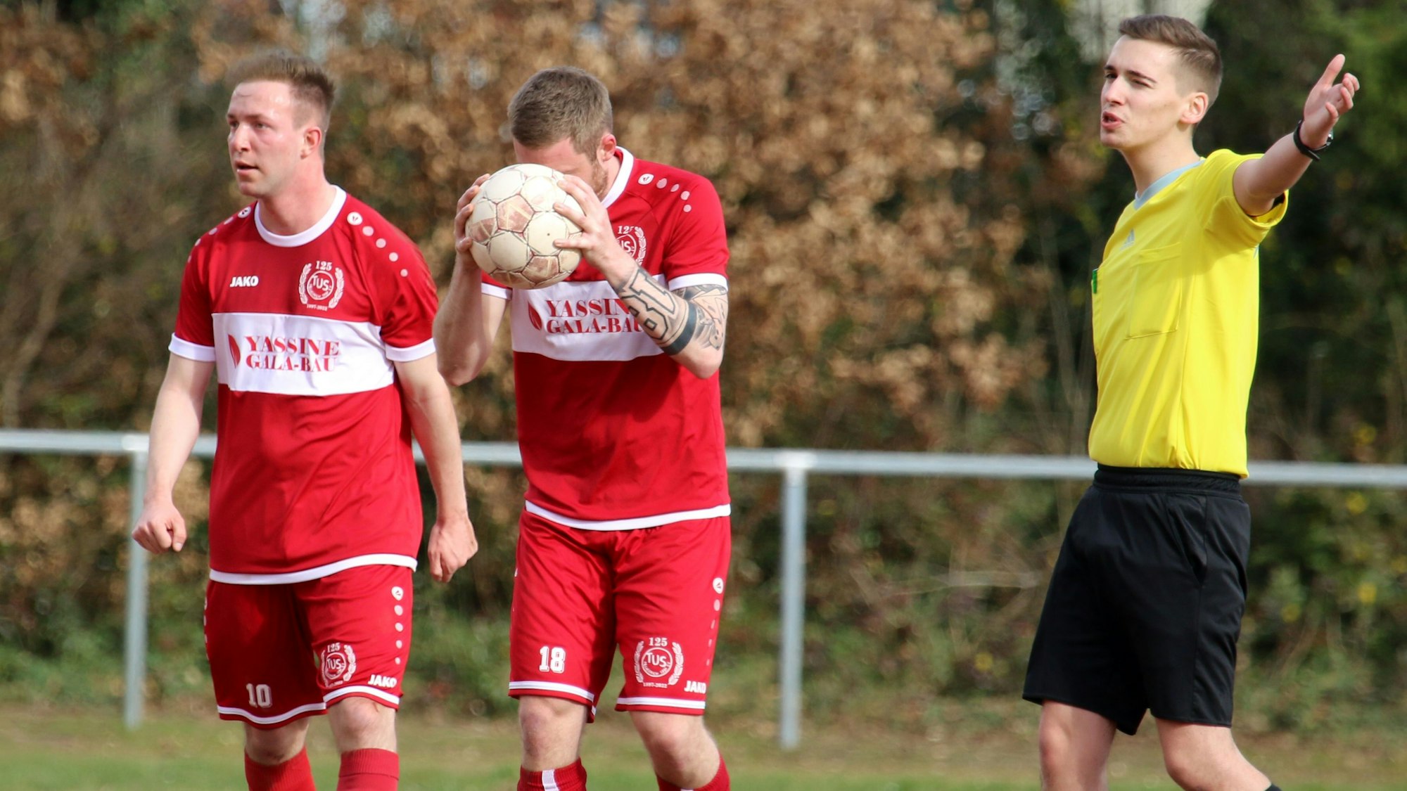 Lässt seinem Ärger freien Lauf und ihn am Ball aus: Mechernichs Spieler Sven Lepartz.