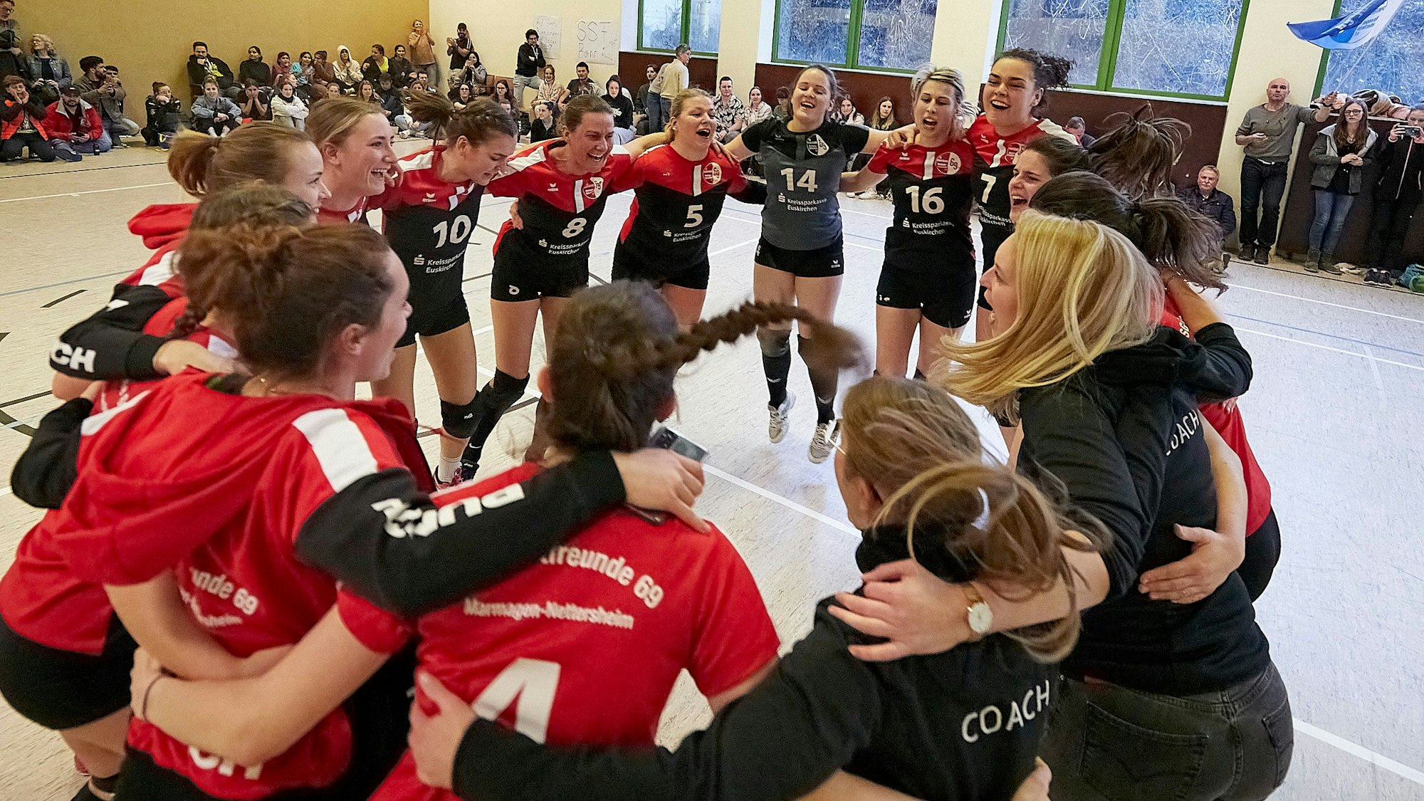 Die Freude nach dem Sieg war groß: Im direkten Duell um den Aufstieg setzte sich Marmagen-Nettersheim durch. Foto: Stephan Everling