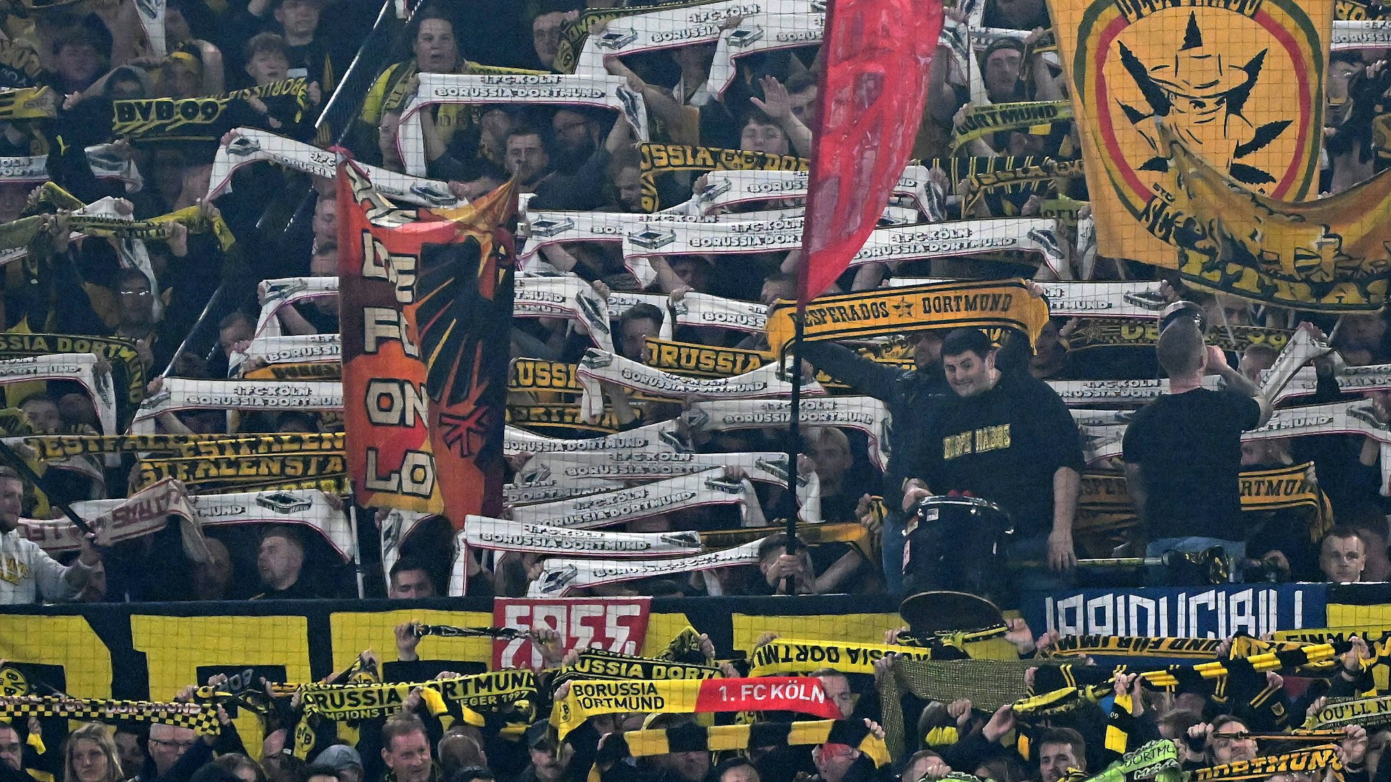 Fans von Borussia Dortmund halten Freundschaftsschals in die Höhe.