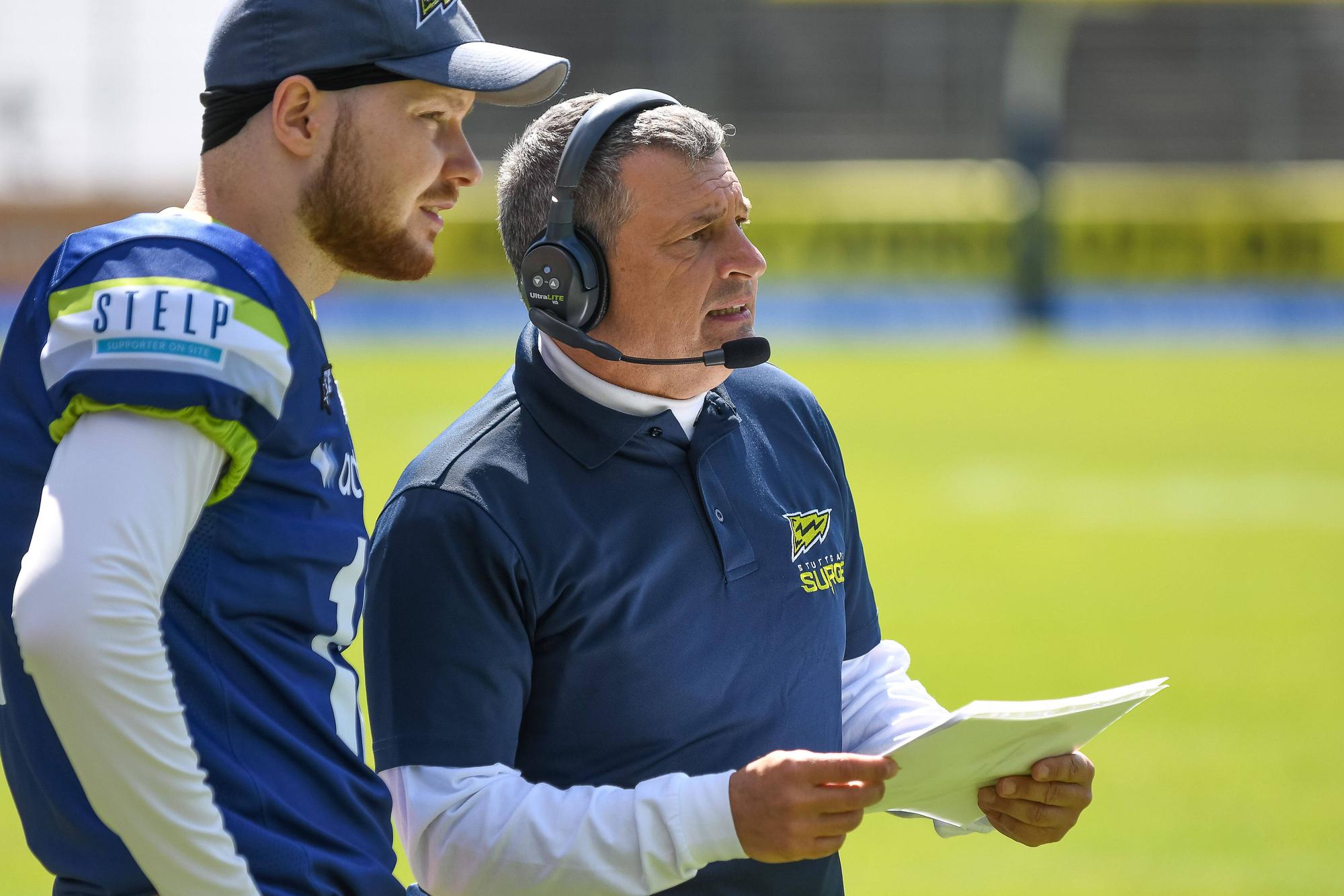 Michael Winterlik Stuttgart Surge 16, Martin Hanselmann Stuttgart Surge Headcoach Stuttgart Surge vs. Frankfurt Galaxy, American Football, European League of Football, Spieltag 6, 2022, 10.07.2022, Stuttgart Surge vs. Frankfurt Galaxy, American Football, European League of Football, Spieltag 6, 2022, 10.07.2022 Stuttgart *** Michael Winterlik Stuttgart Surge 16 , Martin Hanselmann Stuttgart Surge Headcoach Stuttgart Surge vs Frankfurt Galaxy, American Football, European League of Football, Matchday 6, 2022, 10 07 2022, Stuttgart Surge vs Frankfurt Galaxy, American Football, European League of Football, Matchday 6, 2022, 10 07 2022 Stuttgart Copyright: xEibner-Pressefotox EP_FSU