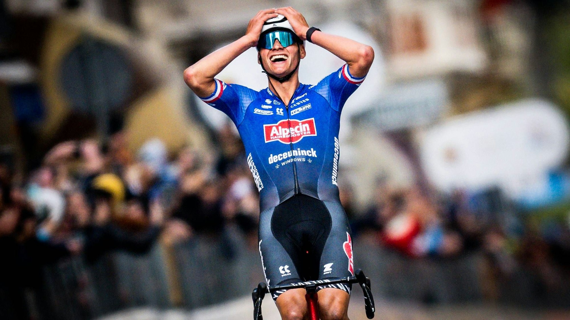 Mathieu van der Poel in der Zieleinfahrt beim Radklassiker Mailand-Sanremo.
