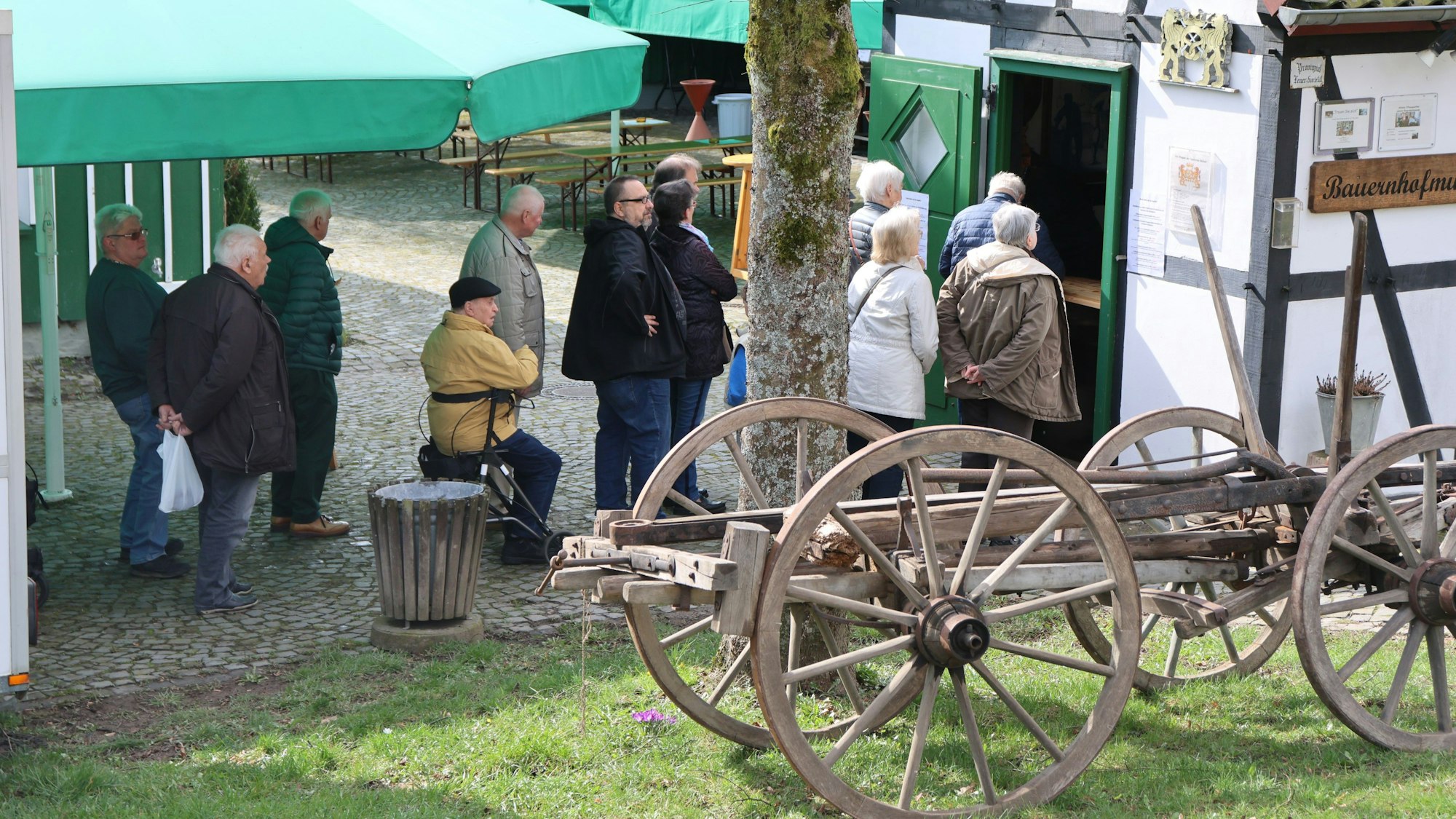 Vor dem Backes bildeten sich lange Schlangen.