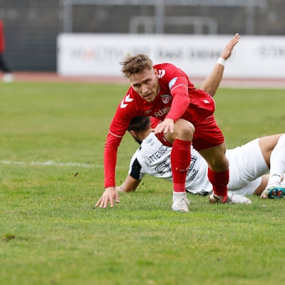 Fußball Herren Saison 2022/2023 Regionalliga-West 27. Spieltag - SG Wattenscheid 09 - 1.FC KÖLN U21, U 21 am 18.03.2023 im Lohrheidestadion in Bochum-Wattenscheid Maximilian Schmid 1.FC KÖLN U21, vorne, im Zweikampf mit Kim Sane Wattenscheid, dahinter. Nordrhein-Westfalen Deutschland *** Soccer Men Season 2022 2023 Regionalliga West 27 Matchday SG Wattenscheid 09 1 FC KÖLN U21 on 18 03 2023 at Lohrheidestadion in Bochum Wattenscheid Maximilian Schmid 1 FC KÖLN U21 , in front, in duel with Kim Sane Wattenscheid , behind North Rhine Westphalia Germany
