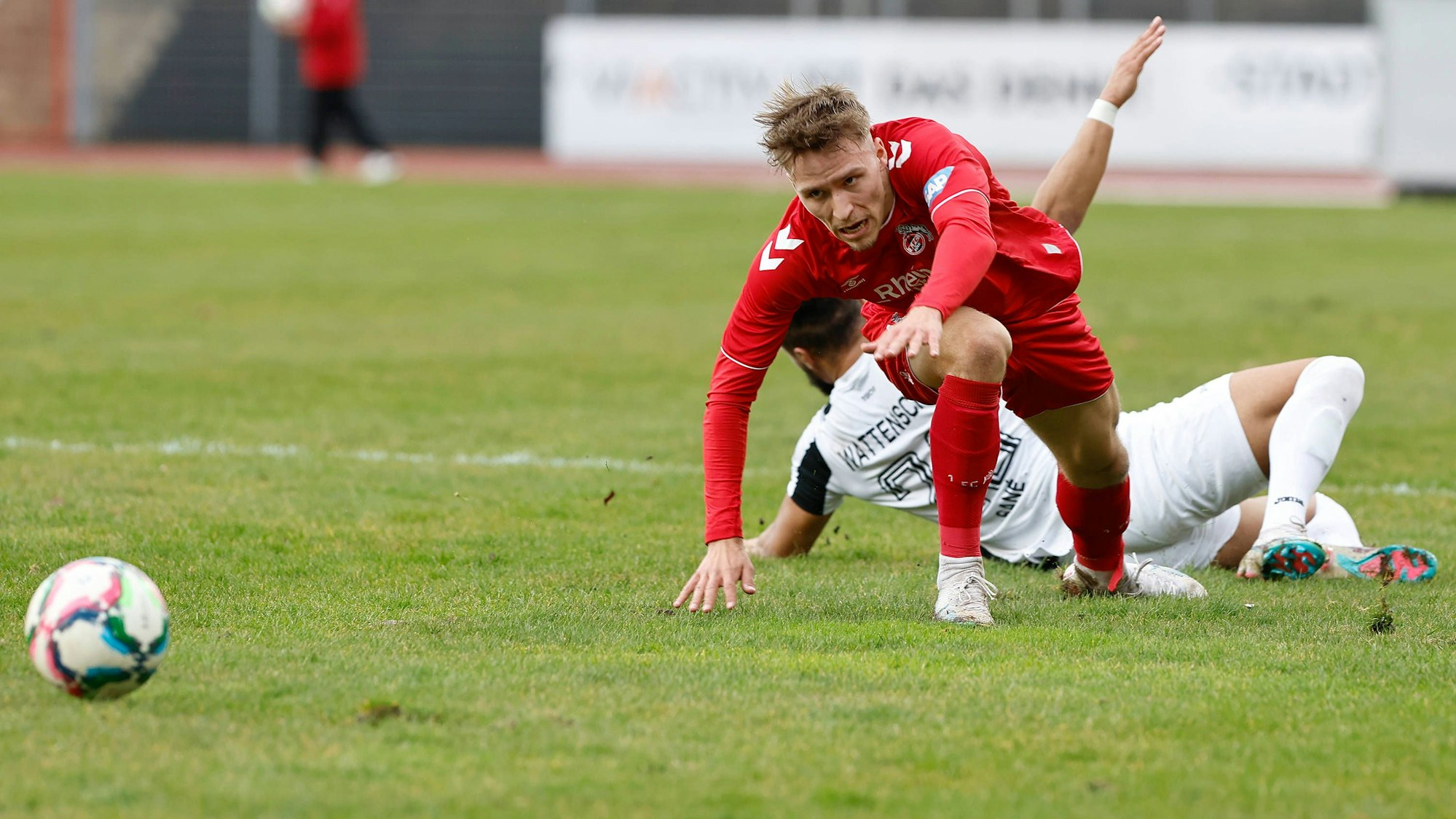 Fußball Herren Saison 2022/2023 Regionalliga-West 27. Spieltag - SG Wattenscheid 09 - 1.FC KÖLN U21, U 21 am 18.03.2023 im Lohrheidestadion in Bochum-Wattenscheid Maximilian Schmid 1.FC KÖLN U21, vorne, im Zweikampf mit Kim Sane Wattenscheid, dahinter. Nordrhein-Westfalen Deutschland *** Soccer Men Season 2022 2023 Regionalliga West 27 Matchday SG Wattenscheid 09 1 FC KÖLN U21 on 18 03 2023 at Lohrheidestadion in Bochum Wattenscheid Maximilian Schmid 1 FC KÖLN U21 , in front, in duel with Kim Sane Wattenscheid , behind North Rhine Westphalia Germany