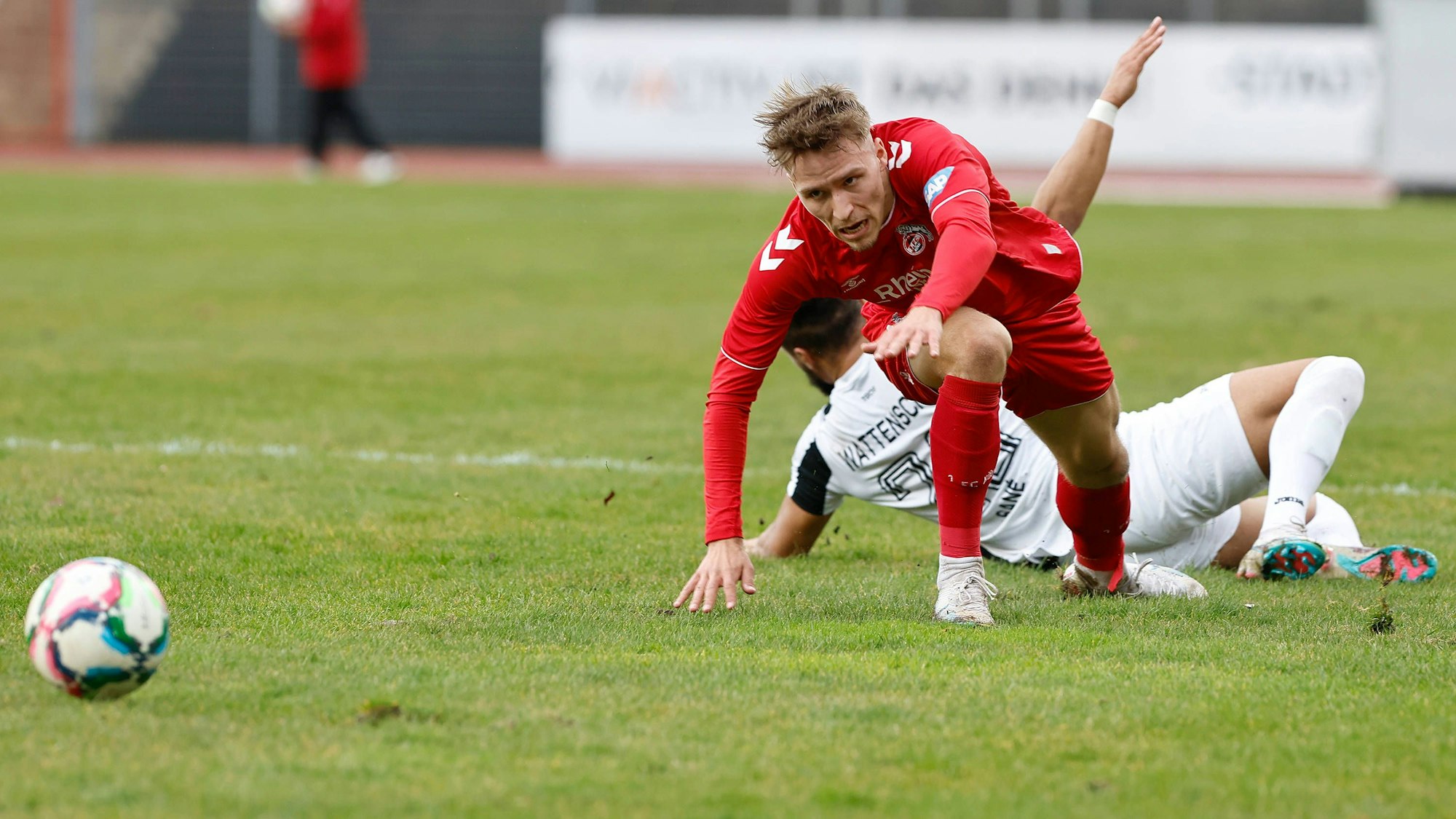 Fußball Herren Saison 2022/2023 Regionalliga-West 27. Spieltag - SG Wattenscheid 09 - 1.FC KÖLN U21, U 21 am 18.03.2023 im Lohrheidestadion in Bochum-Wattenscheid Maximilian Schmid 1.FC KÖLN U21, vorne, im Zweikampf mit Kim Sane Wattenscheid, dahinter. Nordrhein-Westfalen Deutschland *** Soccer Men Season 2022 2023 Regionalliga West 27 Matchday SG Wattenscheid 09 1 FC KÖLN U21 on 18 03 2023 at Lohrheidestadion in Bochum Wattenscheid Maximilian Schmid 1 FC KÖLN U21 , in front, in duel with Kim Sane Wattenscheid , behind North Rhine Westphalia Germany