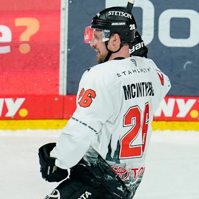 David McIntyre jubelt über ein Tor.