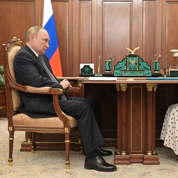 Maria Lwowa-Belowa (rechts), Kinderrechtsbeauftragte der Russischen Föderation, spricht mit dem Präsidenten Wladimir Putin im Februar in Moskau.