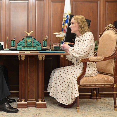 Maria Lwowa-Belowa (rechts), Kinderrechtsbeauftragte der Russischen Föderation, spricht mit dem Präsidenten Wladimir Putin im Februar in Moskau.