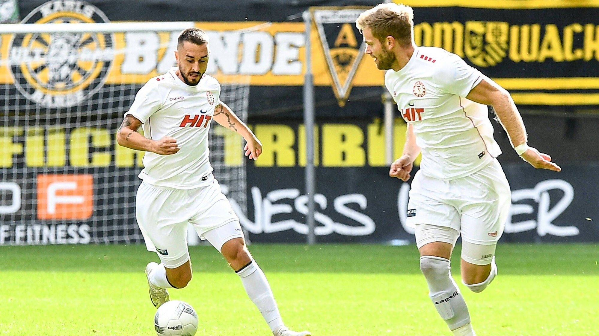 v.li.: Stipe Batarilo Fortuna Köln, 8, Sascha Marquet Fortuna Köln,7, Aktion, Action, Spielszene, 01.10.2022, Aachen Deutschland, Fussball, Regionalliga West, Alemannia Aachen - Fortuna Köln *** v li Stipe Batarilo Fortuna Köln, 8 , Sascha Marquet Fortuna Köln,7 , action, action, game scene, 01 10 2022, Aachen Germany , football, Regionalliga West, Alemannia Aachen Fortuna Köln xmhx