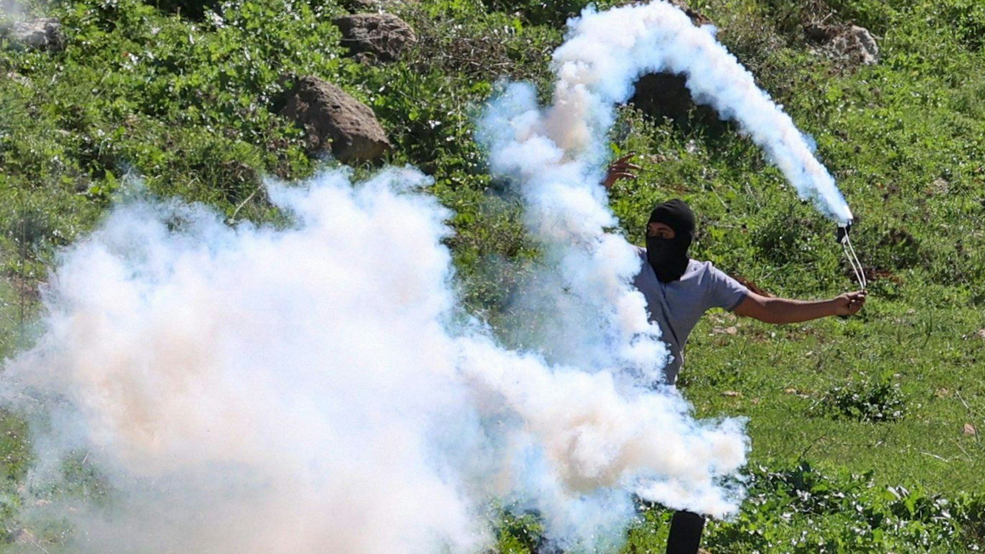 Palästinenser bei Auseinandersetzungen mit israelischen Soldaten (Archivbild)