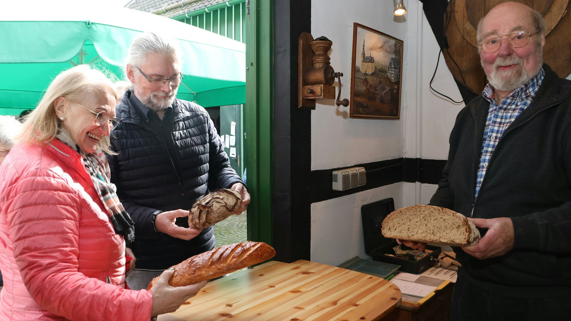 Dieter Scholz verkaufte frisches Brot an Iris Gräser und Erwin Janssen aus Gummersbach.