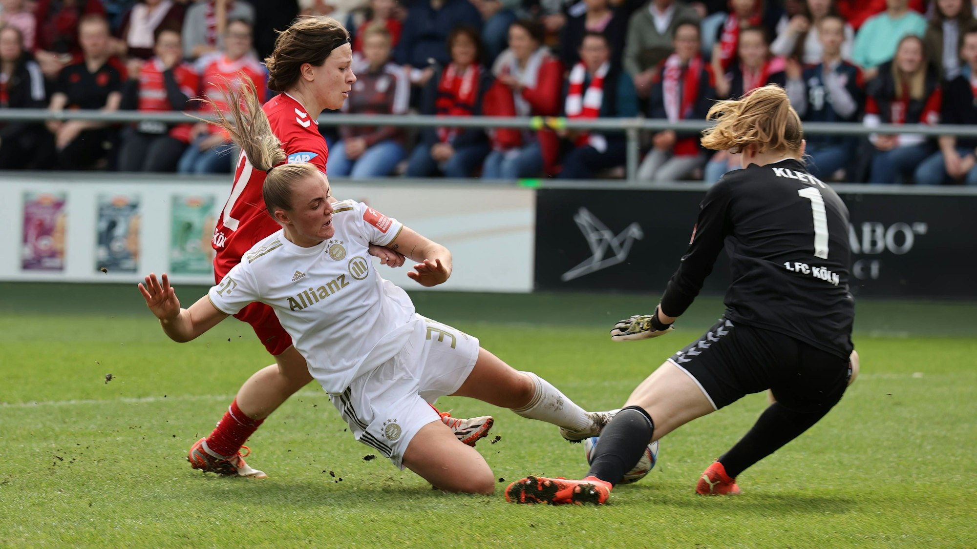 Ally Gudorf Köln, Georgia Stanway Bayern, Torfrau Manon Klett Köln, 1. FC Köln - FC Bayern München, Flyeralarm Frauen Bundesliga, 15. Spieltag, Köln, Deutschland, 18.03.2023. *** Ally Gudorf Cologne , Georgia Stanway Bayern , goalkeeper Manon Klett Cologne , 1 FC Cologne FC Bayern Munich, Flyeralarm Frauen Bundesliga, 15 Spieltag, Cologne, Germany, 18 03 2023
