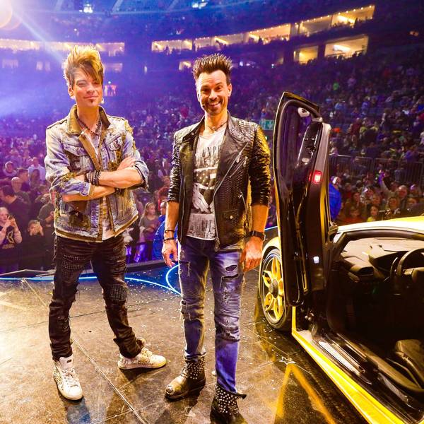 Die Ehrlich Brothers posieren in der Kölner Lanxess-Arena vor einem goldenen Lamborghini.