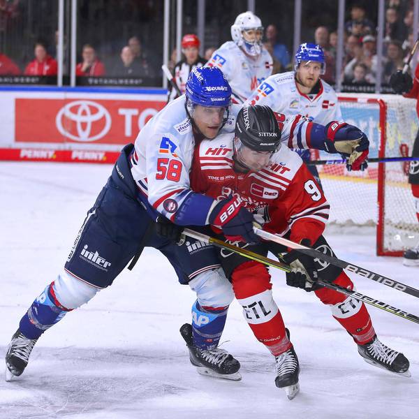 Tyler Gaudet von Adler Mannheim kämpft gegen Kölns Maximilian Kammerer um den Puck.