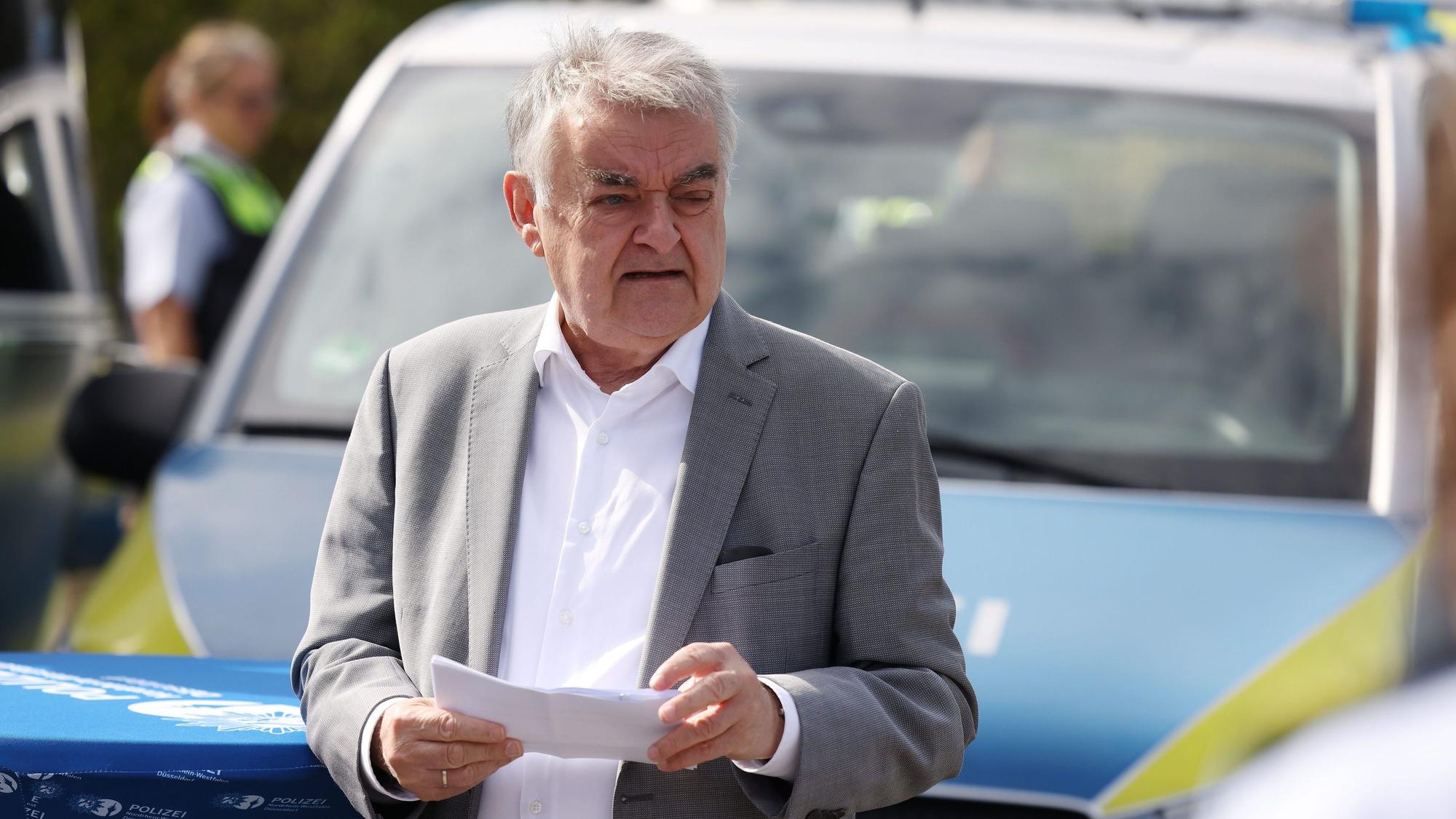 Herbert Reul (CDU), Innenminister von Nordrhein-Westfalen, steht im Sommer 2022 an einer Kontrollstelle an der Autobahn 3 bei Ratingen (Kreis Mettmann) an der Raststätte Hösel.