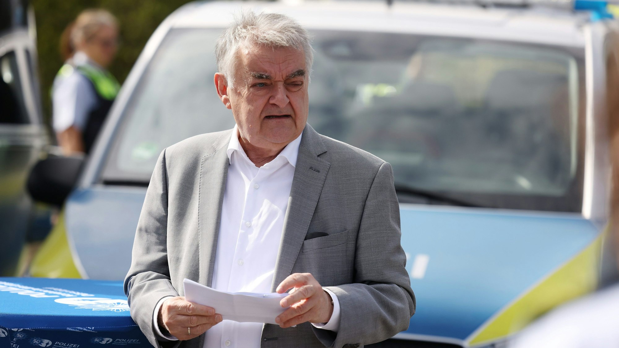 Herbert Reul (CDU), Innenminister von Nordrhein-Westfalen, steht im Sommer 2022 an einer Kontrollstelle an der Autobahn 3 bei Ratingen (Kreis Mettmann) an der Raststätte Hösel.