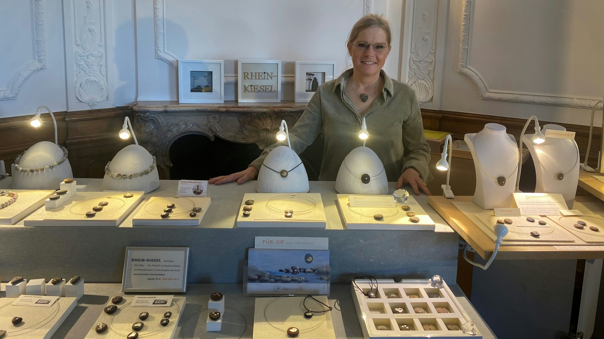 Goldschmiedin Silke Holdinghausen stellte ihre Arbeiten in Schloss Eicherhof aus