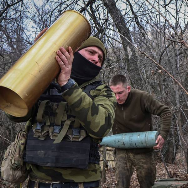Ukrainischer Soldaten bereiten eine Panzerhaubitze des Typs „Acacia“ zum Abschuss vor.