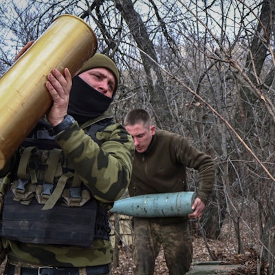 Ukrainischer Soldaten bereiten eine Panzerhaubitze des Typs „Acacia“ zum Abschuss vor.