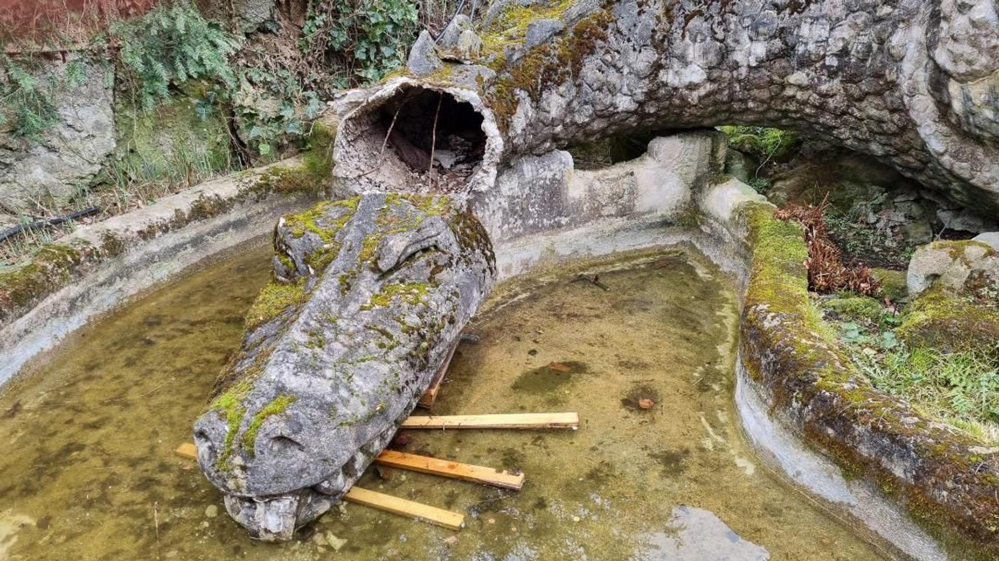 Ein steinerner Drache ohne Kopf.