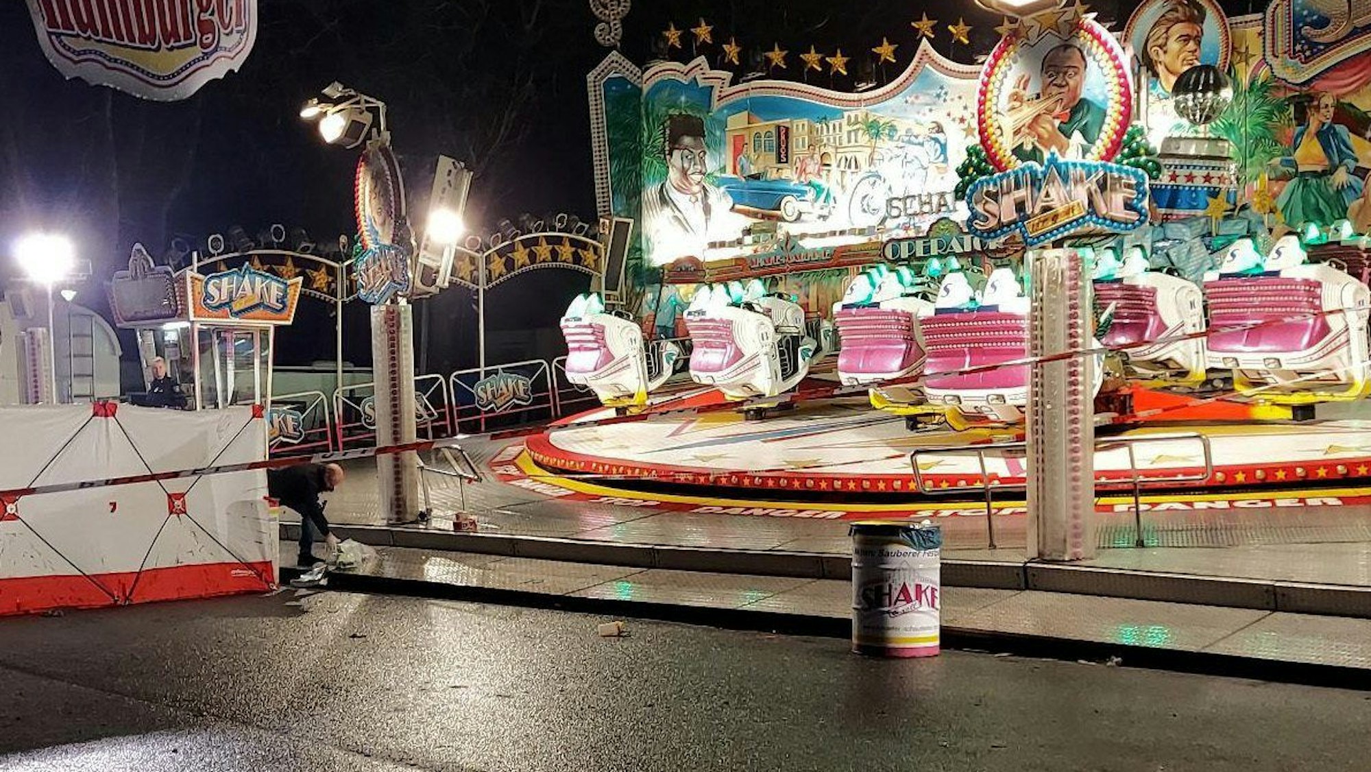 Münster: Die Polizei arbeitet am Tatort vor einem Fahrgeschäft.