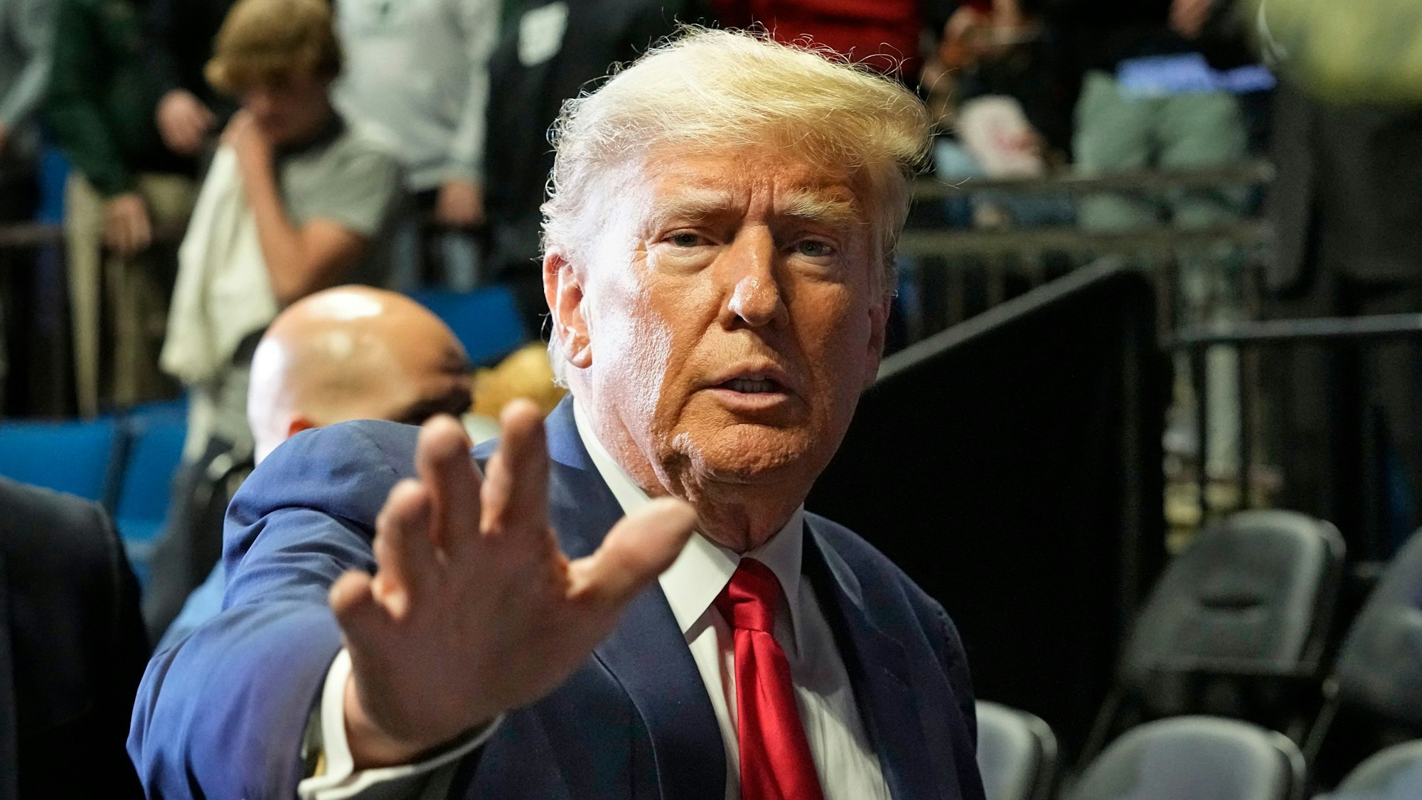 Donald Trump, ehemaliger Präsident der USA, begrüßt die Fans, als er vor dem Finale der NCAA Wrestling Championships im BOK Center in Tulsa, Oklahoma, eintrifft. Trump erwartet, dass er am kommenden Dienstag festgenommen wird.