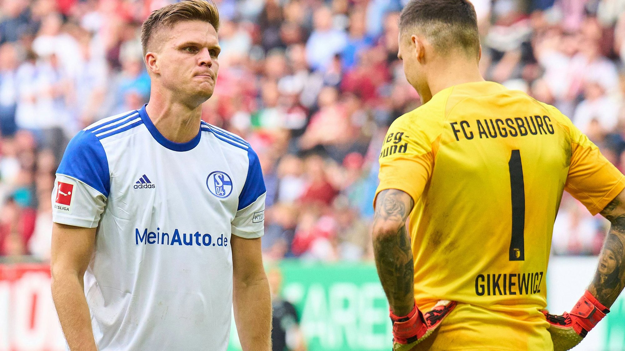 Augsburgs Rafal Gikiewicz am Samstag beim letztlich erfolglosen Versuch, Schalkes Elfmeterschützen Marius Bülter niederzustarren.