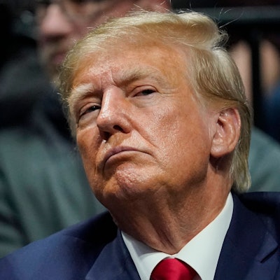 Donald Trump, ehemaliger Präsident der USA, schaut zu beim Finale der NCAA Wrestling Championships im BOK Center in Tulsa, Oklahoma.