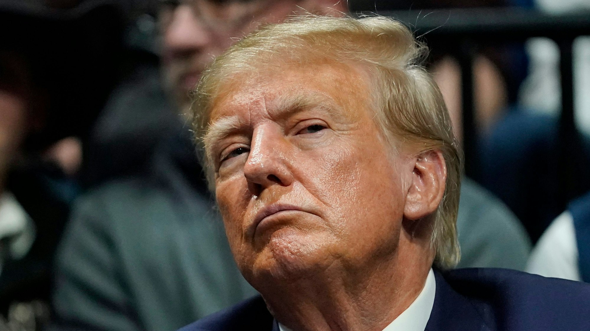 Donald Trump, ehemaliger Präsident der USA, schaut zu beim Finale der NCAA Wrestling Championships im BOK Center in Tulsa, Oklahoma.