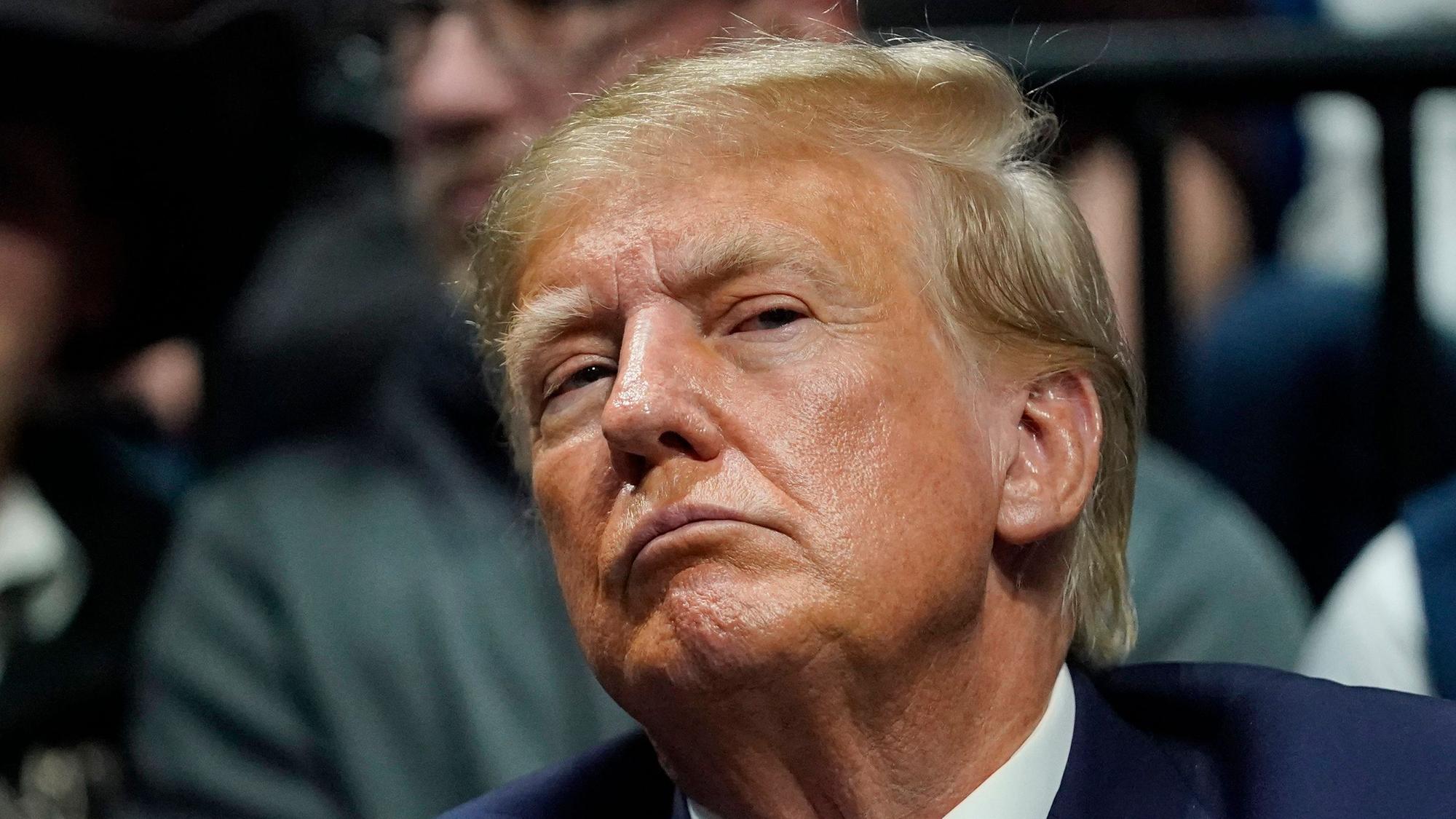 Donald Trump, ehemaliger Präsident der USA, schaut zu beim Finale der NCAA Wrestling Championships im BOK Center in Tulsa, Oklahoma.