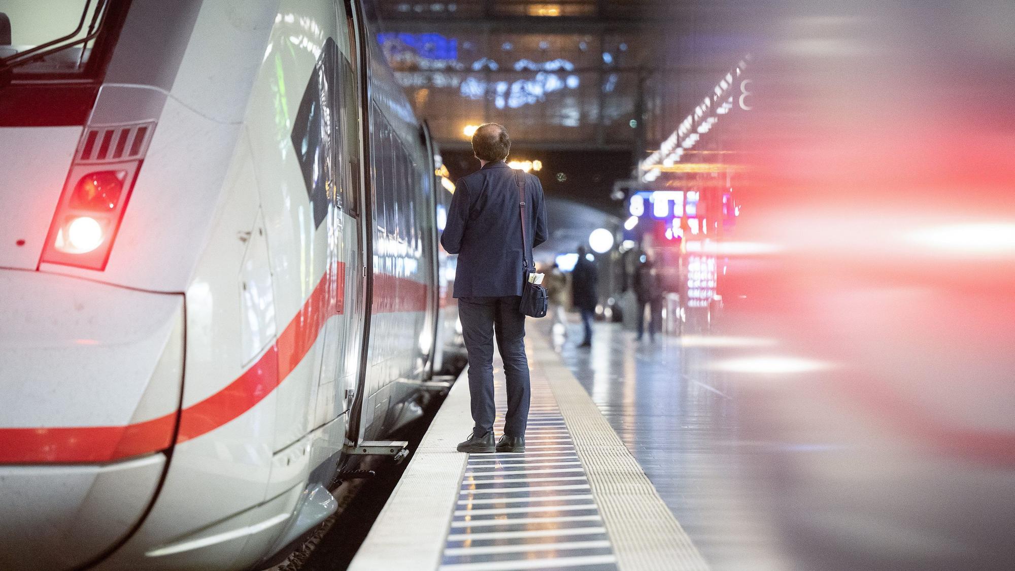 Zugbegleiter am Frankfurter Hauptbahnhof