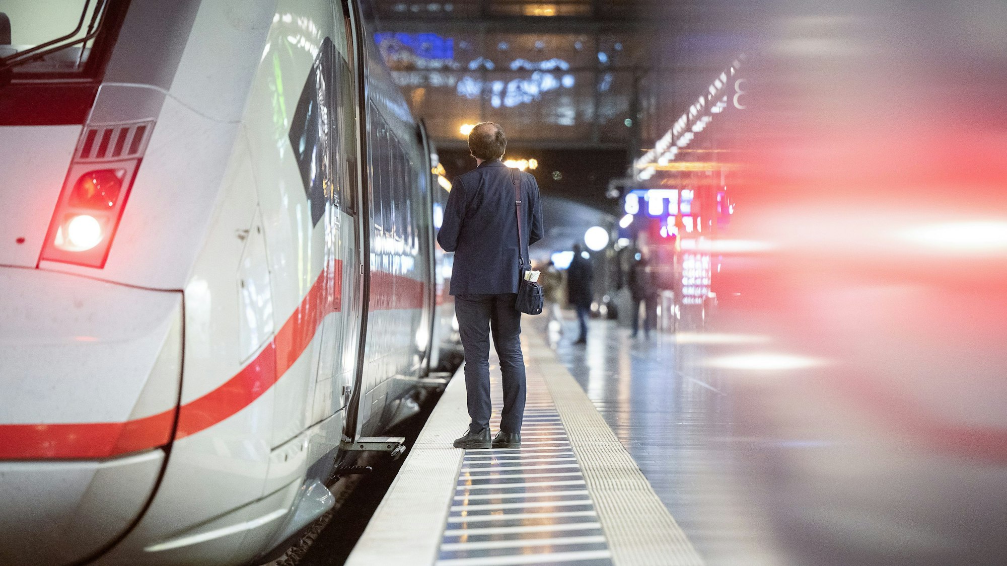 Zugbegleiter am Frankfurter Hauptbahnhof