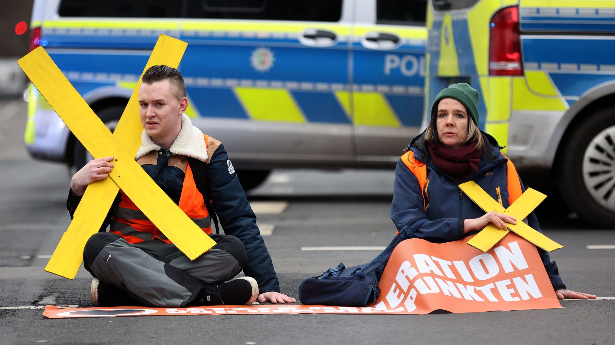Klima-Aktivisten Anfang März auf der Universitätsstraße in Köln