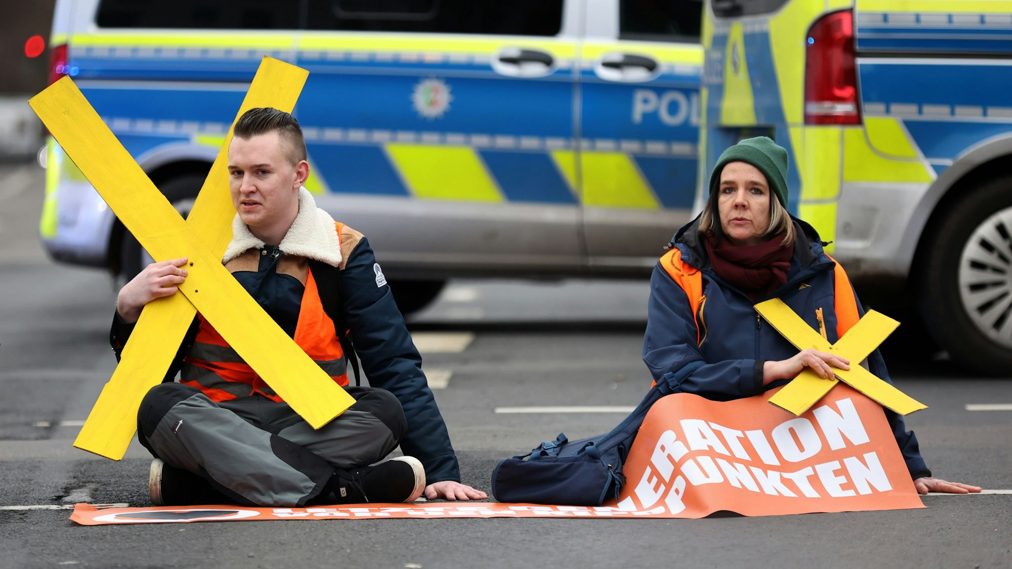 Klima-Aktivisten Anfang März auf der Universitätsstraße in Köln