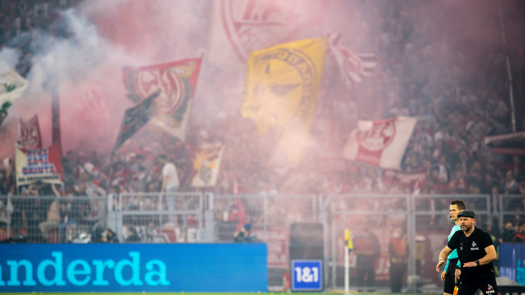 Eine schwarz-gelbe Fahne im rot-weißen Kölner Gästeblock.