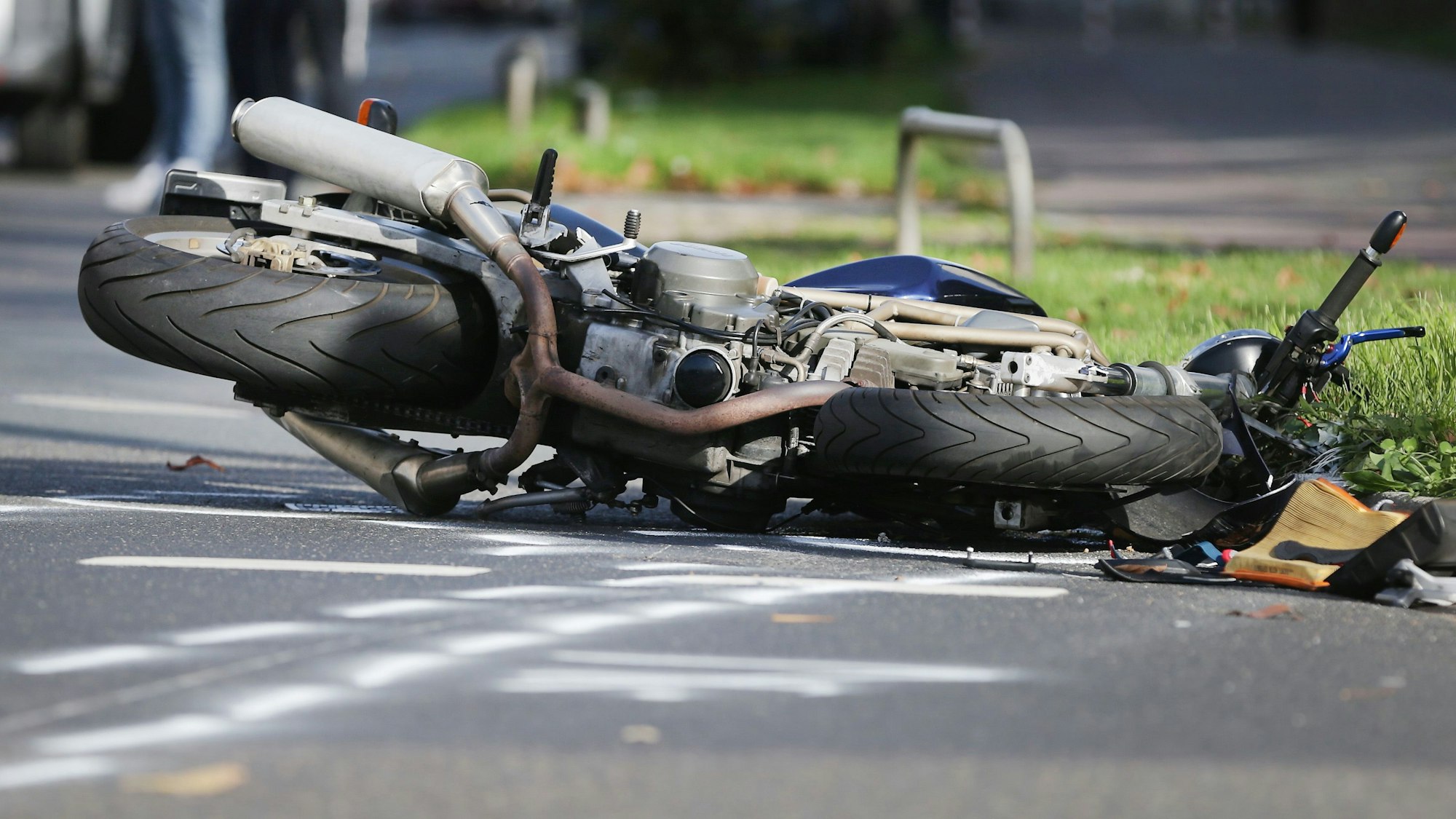 Ein Motorrad liegt nach einem Unfall auf der Straße.