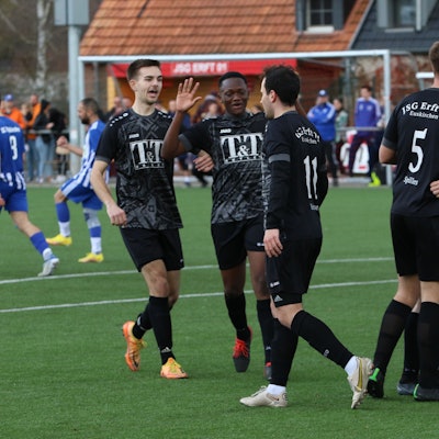 Fußballer der Seniorenmannschaft der JSG Erft 01 Euskirchen jubeln nach einem Tor.