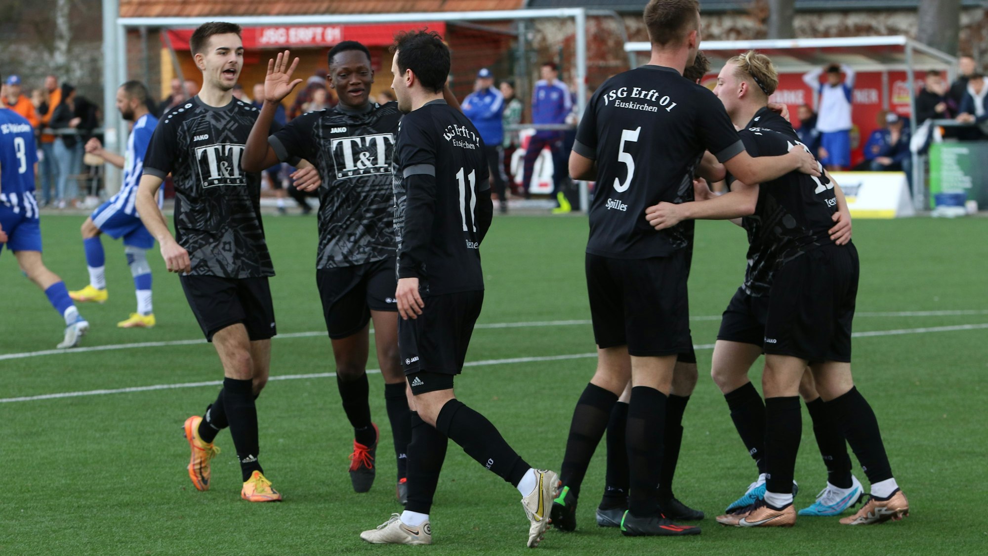 Fußballer der Seniorenmannschaft der JSG Erft 01 Euskirchen jubeln nach einem Tor.