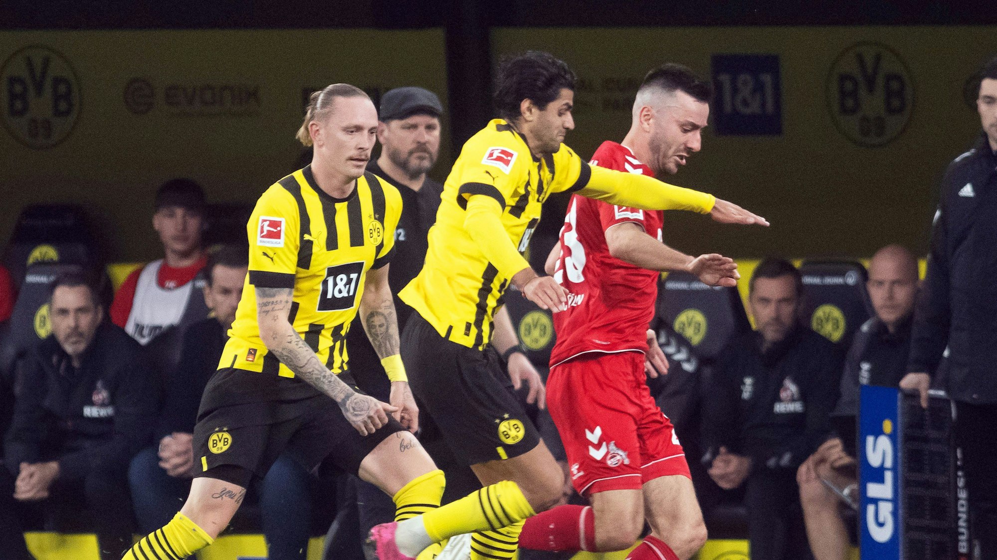 Dortmunds Marius Wolf (l.) und Mahmoud Dahoud (M.) kämpfen mit Kölns Sargis Adamyan (r.) um den Ball.