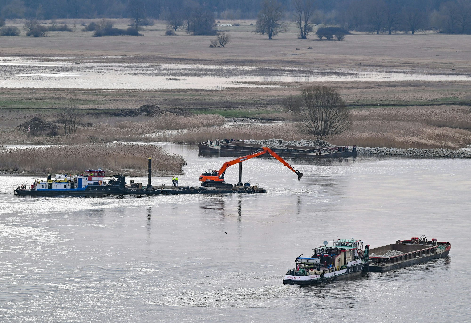 Schiffe und Baumaschinen Mitte März auf der polnischen Uferseite nahe Frankfurt (Oder).