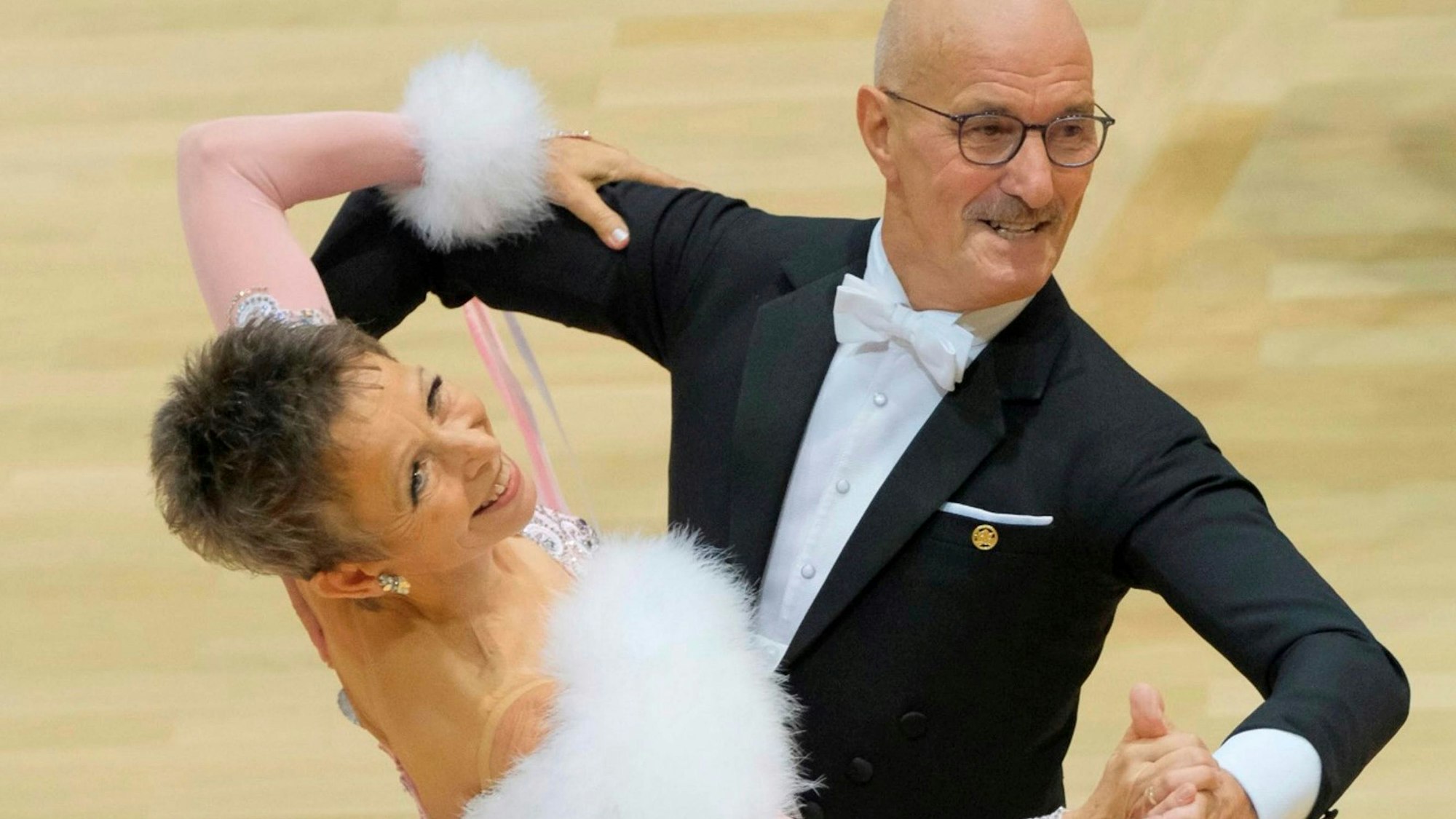 Monika und Heinrich Schmitz in Abendgarderobe auf dem Tanzparkett.