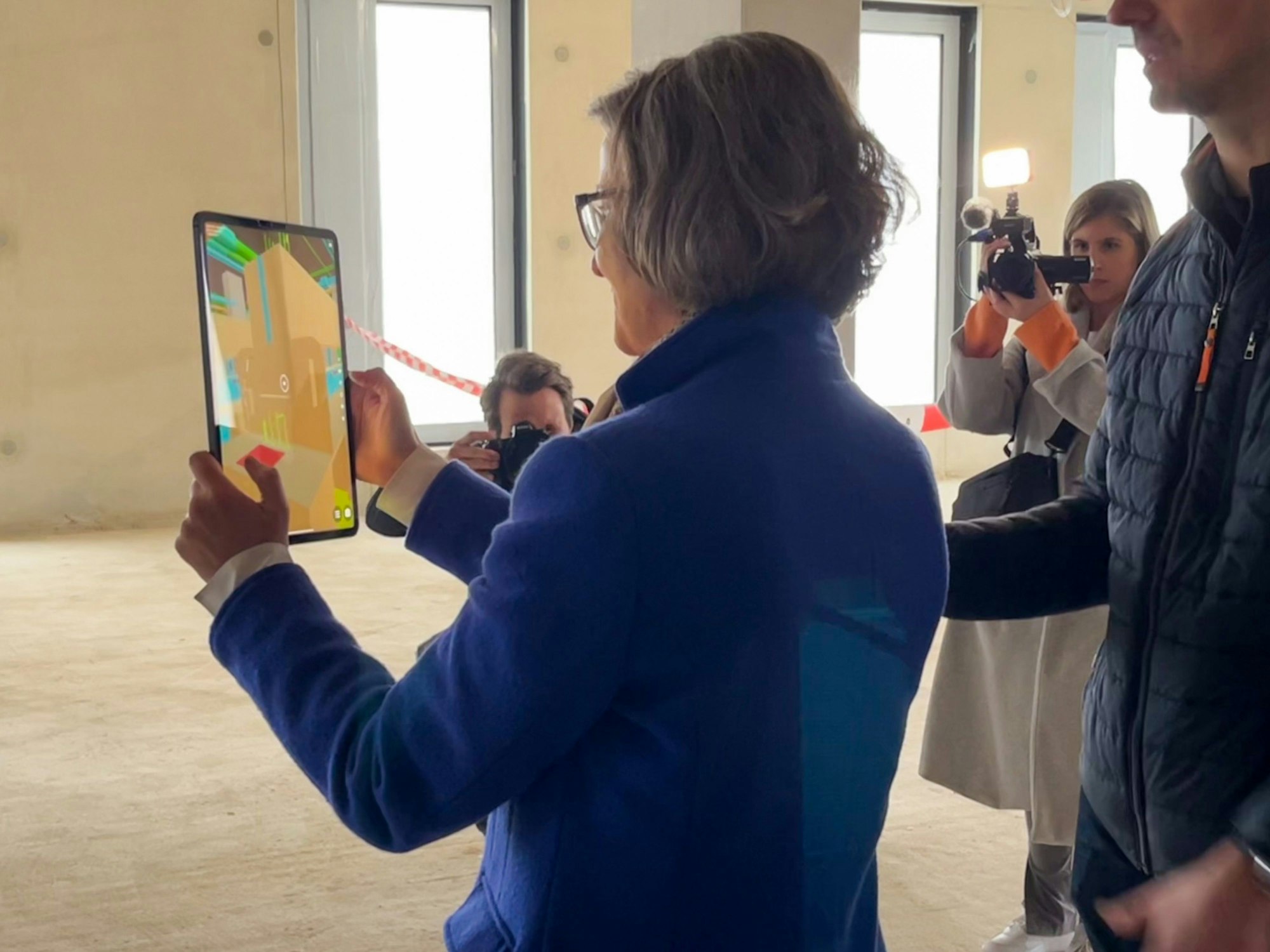 Ina Scharrenbach testet Augfmented Reality auf einer Baustelle (BIM beim neuen Forschungszentrum der Uniklinik)
