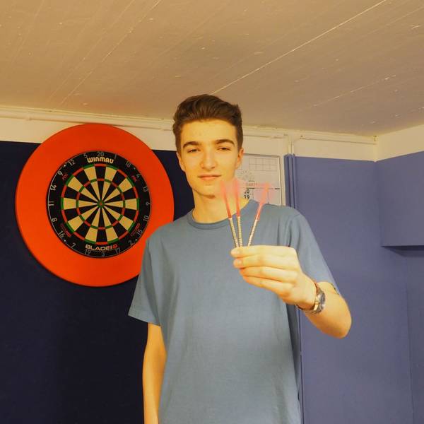 Alexander Steinmetz spielt in der Jugendnationalmannschaft Darts.