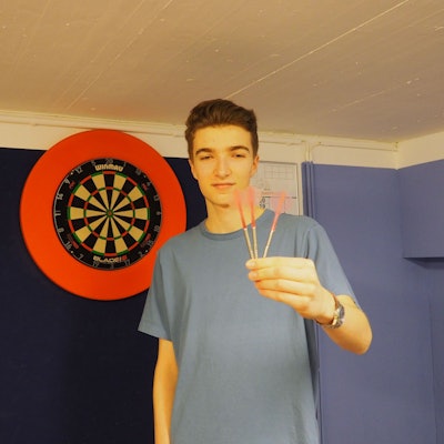 Alexander Steinmetz spielt in der Jugendnationalmannschaft Darts.