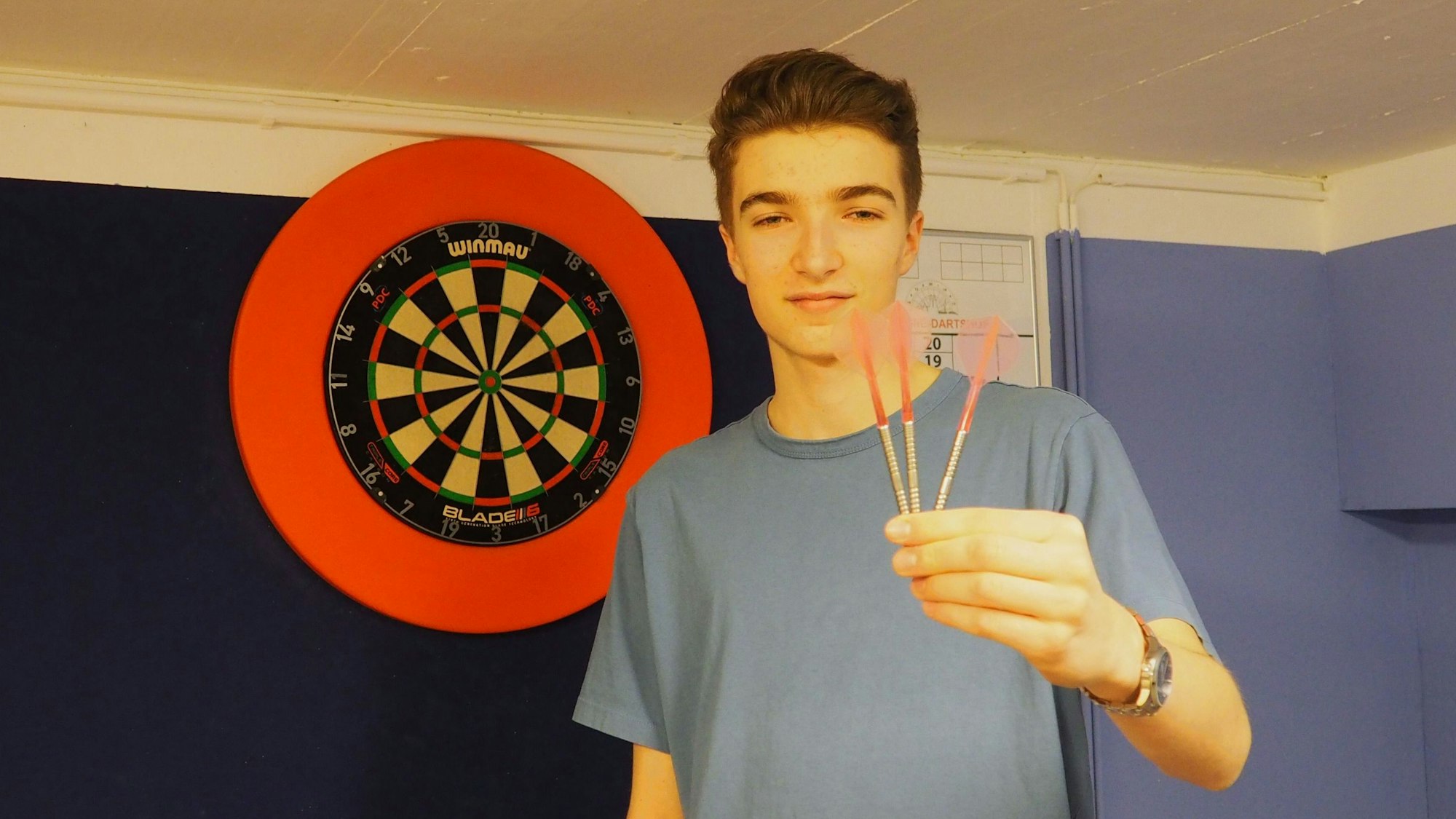 Alexander Steinmetz spielt in der Jugendnationalmannschaft Darts.