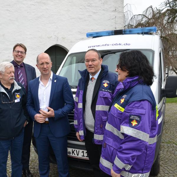 Treffen an der Bunten Kirche von Nümbrecht-Marienberghausen: Dr. Thorsten Latzel, Präses der Evangelischen Landeskirche, im Gespräch mit dem Team der Notfallseelsorge und Superintendent Michael Braun.