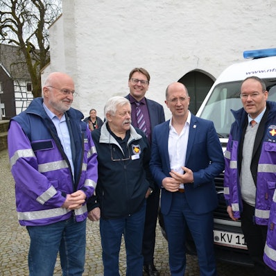 Treffen an der Bunten Kirche von Nümbrecht-Marienberghausen: Dr. Thorsten Latzel, Präses der Evangelischen Landeskirche, im Gespräch mit dem Team der Notfallseelsorge und Superintendent Michael Braun.