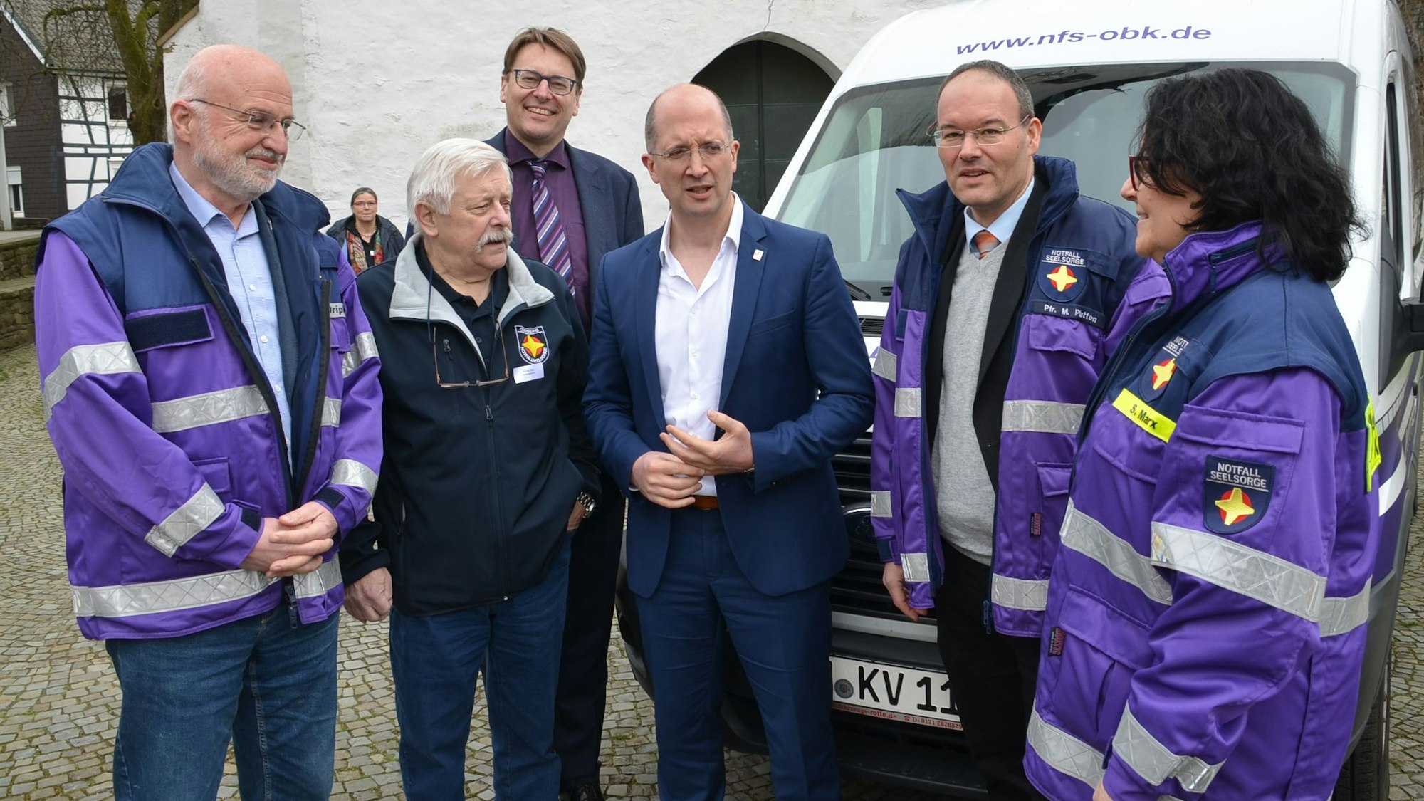 Treffen an der Bunten Kirche von Nümbrecht-Marienberghausen: Dr. Thorsten Latzel, Präses der Evangelischen Landeskirche, im Gespräch mit dem Team der Notfallseelsorge und Superintendent Michael Braun.